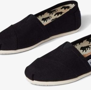 New 8.5 black Toms slip on shoes